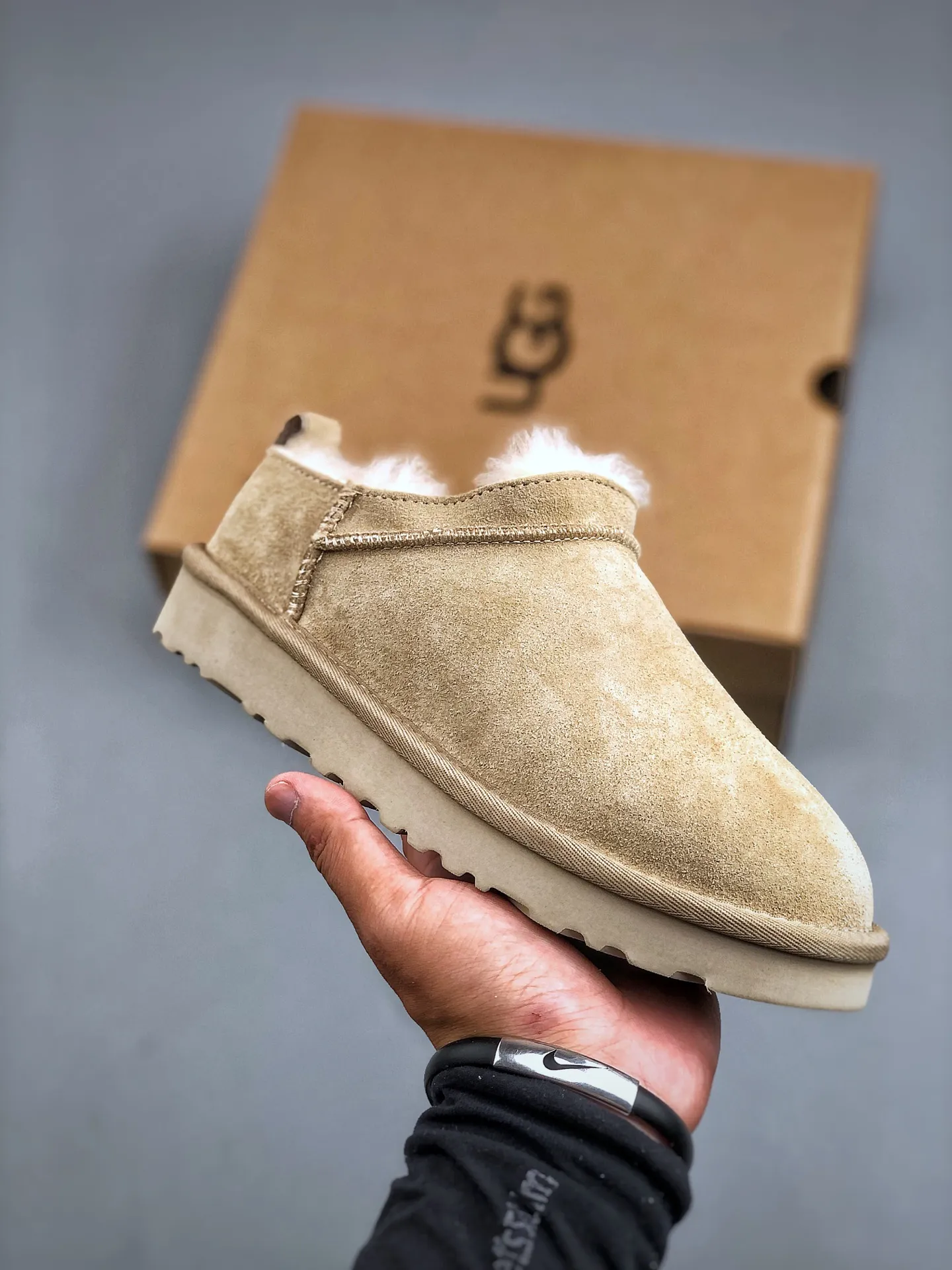 Local self-pickup💰520 supports store placement. The top version of ugg on the market. 25 new models. UGG Elea Slip-On. Thin and light slip-on. Home, office, air-conditioned room. Easy to match, super fashionable and long-leg welfare model. Produced by a large foreign trade factory in Guangzhou. Toe to insole. Genuine sheep fur integrated. Independent outer box packaging. Chip with waterproof technology. Different from any version on the market. Independently developed original outsole and cashmere insole to keep you warm in winter and suitable for home use. In recent years, uug has launched a style series that is partially geared towards the preferences of young consumers and has also moved to the forefront of fashion trends. Shoe body material Water-repellent coated suede upper 17 mm UGGPURE™ implanted wool insole Lightweight non-slip and comfortable rubber outsole With brand LOGO trademark Comes with a full set of packaging Size: 35-40